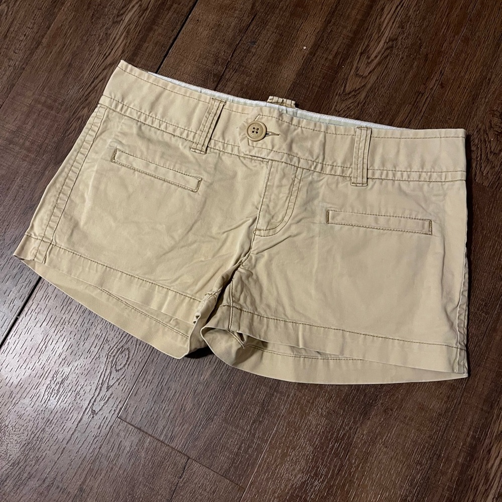 Women’s khaki American eagle shorts